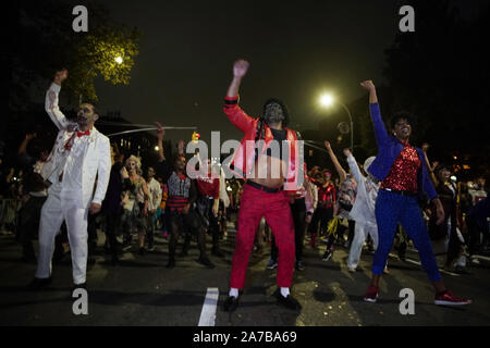 New York, USA. 31 Okt, 2019. Die Teilnehmer tanzen zu den Michael Jackson Song Thriller, wie sie oben Sixth Avenue in Kostüm zu Fuß auf der 46. jährlichen Halloween Parade am Donnerstag, Oktober 31, 2019 in New York City. Tausende beteiligen sich an der Parade mit traditionellen und nicht-traditionellen Kostüme, Tänzer, riesige Marionetten und Musik. Foto von John angelillo/UPI Quelle: UPI/Alamy leben Nachrichten Stockfoto