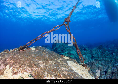 Ein Schiff auf einem Dual augenschraube Tag verwenden Sie den Liegeplatz der Kona Küste der Großen Insel, Hawaii. Stockfoto