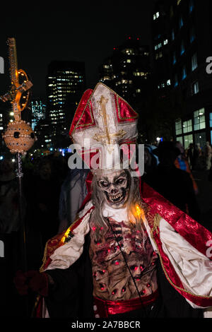 New York, NY - 31. Oktober 2019. Die jährliche Greenwich Village Halloween Parade entlang Manhattans 6. Avenue. Ein Mann kostümierten als Papst mit einem Totenschädel, komplett mit Roben, päpstliche Ferula und Hut. Credit: Ed Lefkowicz/Alamy leben Nachrichten Stockfoto