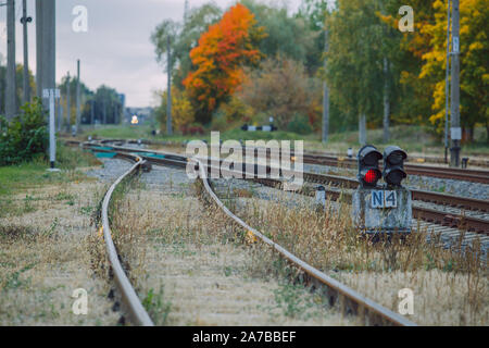 Stadt Riga, Lettland Republik. Eisenbahn- und Ampel. Reisen Foto 5.Okt. Stockfoto