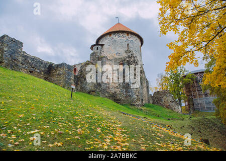 Stadt Cesis, Lettland Republik. Alte Burg und Felsen, Herbst. Historische Architektur. 12.Okt. Stockfoto