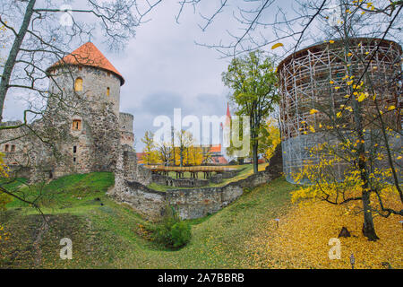 Stadt Cesis, Lettland Republik. Alte Burg und Felsen, Herbst. Historische Architektur. 12.Okt. Stockfoto