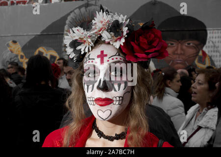 Madrid, Spanien. 1 Nov, 2017. Eine junge Frau gekleidet wie ein catrina für die catrinas Wettbewerb während der Tag der Toten Partei. Halloween gefeiert wird im Oktober 31 und "Der Tag der Toten'' oder STIL-a de los Muertos in Spanischer Sprache nach, am 2 gefeiert wird. Diese Party gefeiert, vor allem in Mexiko und in einigen Teilen von Mittel- und Südamerika. Es ist eine Gelegenheit, sich zu erinnern, das Leben der lieben Verstorbenen feiern und in Madrid, jedes Jahr, die mexikanische Bevölkerung feiern seine berühmte religiöse Partei in die ''Day of the Dead''. Die Party fand im ''Cebada Markt" (Credit Imag Stockfoto