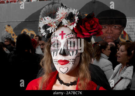 Eine junge Frau gekleidet wie ein catrina für die catrinas Wettbewerb während der Tag der Toten Partei. Halloween gefeiert wird im Oktober 31 und "Der Tag der Toten" oder Día de los Muertos in Spanischer Sprache gefeiert wird, am 2. Diese Party gefeiert, vor allem in Mexiko und in einigen Teilen von Mittel- und Südamerika. Es ist eine Gelegenheit, sich zu erinnern, das Leben der lieben Verstorbenen feiern und in Madrid, jedes Jahr, die mexikanische Bevölkerung seine berühmte religiöse Partei in der "Tag der Toten" feiern. Die Party fand in 'Cebada Markt" Stockfoto