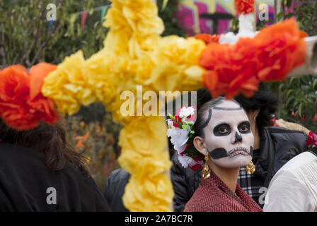 Madrid, Spanien. 1 Nov, 2017. Eine Frau, gekleidet wie ein catrina für die catrinas Wettbewerb während der Tag der Toten Partei. Halloween gefeiert wird im Oktober 31 und "Der Tag der Toten'' oder STIL-a de los Muertos in Spanischer Sprache nach, am 2 gefeiert wird. Diese Party gefeiert, vor allem in Mexiko und in einigen Teilen von Mittel- und Südamerika. Es ist eine Gelegenheit, sich zu erinnern, das Leben der lieben Verstorbenen feiern und in Madrid, jedes Jahr, die mexikanische Bevölkerung feiern seine berühmte religiöse Partei in die ''Day of the Dead''. Die Party fand im ''Cebada Markt" (Credit Bild: © R Stockfoto