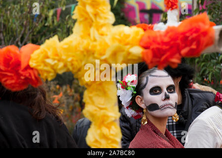 Eine Frau, gekleidet wie ein catrina für die catrinas Wettbewerb während der Tag der Toten Partei. Halloween gefeiert wird im Oktober 31 und "Der Tag der Toten" oder Día de los Muertos in Spanischer Sprache gefeiert wird, am 2. Diese Party gefeiert, vor allem in Mexiko und in einigen Teilen von Mittel- und Südamerika. Es ist eine Gelegenheit, sich zu erinnern, das Leben der lieben Verstorbenen feiern und in Madrid, jedes Jahr, die mexikanische Bevölkerung seine berühmte religiöse Partei in der "Tag der Toten" feiern. Die Party fand in 'Cebada Markt" Stockfoto