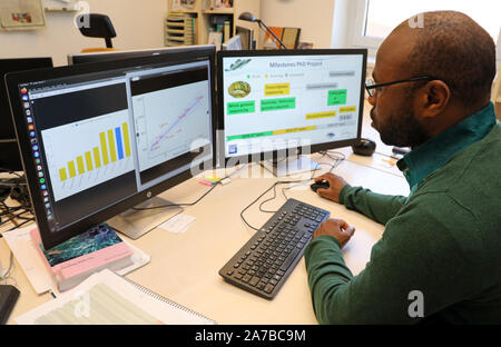 Dummerstorf, Deutschland. 30 Okt, 2019. Julien Nguinkal Alban arbeitet an der Leibniz Institut für Biologie der Tiere (FBN) am Institut für Genomik. Zusammen mit anderen Forschern vom Institut, er hat jetzt das Genom der Zander zum ersten Mal aufgeklärt. Es besteht aus 24 Chromosomen und, mit ca. 1 Milliarden Basenpaare, ist etwa ein Drittel der Größe eines mammalian Genome. Die Bildung des Genoms ist wichtig für die Haltung von Zander in der Aquakultur. Quelle: Bernd Wüstneck/dpa-Zentralbild/dpa/Alamy leben Nachrichten Stockfoto