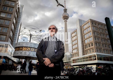 Berlin, Deutschland. 30 Okt, 2019. Michael Masur, Klavierbauer, steht am Alexanderplatz vor der Weltzeituhr und der Berliner Fernsehturm. Michael Masur, der älteste Sohn des international renommierten Dirigenten Kurt Masur, nahm teil am 4. November 1989 auf dem Alexanderplatz in Ost-Berlin, was, nach offiziellen Schätzungen war die größte Demonstration in der DDR-Geschichte mit fast einer Million Menschen. (Dpa: "Wir waren so viele ': Massendemonstration auf dem Alex vor 30 Jahren") Credit: Christoph Soeder/dpa/Alamy leben Nachrichten Stockfoto