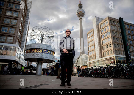 Berlin, Deutschland. 30 Okt, 2019. Michael Masur, Klavierbauer, steht am Alexanderplatz vor der Weltzeituhr und der Berliner Fernsehturm. Michael Masur, der älteste Sohn des international renommierten Dirigenten Kurt Masur, nahm teil am 4. November 1989 auf dem Alexanderplatz in Ost-Berlin, was, nach offiziellen Schätzungen war die größte Demonstration in der DDR-Geschichte mit fast einer Million Menschen. (Dpa: "Wir waren so viele ': Massendemonstration auf dem Alex vor 30 Jahren") Credit: Christoph Soeder/dpa/Alamy leben Nachrichten Stockfoto