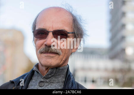 Berlin, Deutschland. 30 Okt, 2019. Michael Masur, Klavierbauer, steht am Alexanderplatz. Michael Masur, der älteste Sohn des international renommierten Dirigenten Kurt Masur, nahm teil am 4. November 1989 auf dem Alexanderplatz in Ost-Berlin, was, nach offiziellen Schätzungen war die größte Demonstration in der DDR-Geschichte mit fast einer Million Menschen. (Dpa: "Wir waren so viele ': Massendemonstration auf dem Alex vor 30 Jahren") Credit: Christoph Soeder/dpa/Alamy leben Nachrichten Stockfoto