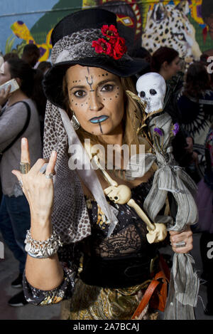 Madrid, Spanien. 1 Nov, 2017. Eine Frau, gekleidet wie ein catrina für die catrinas Wettbewerb während der Tag der Toten Partei. Halloween gefeiert wird im Oktober 31 und "Der Tag der Toten'' oder STIL-a de los Muertos in Spanischer Sprache nach, am 2 gefeiert wird. Diese Party gefeiert, vor allem in Mexiko und in einigen Teilen von Mittel- und Südamerika. Es ist eine Gelegenheit, sich zu erinnern, das Leben der lieben Verstorbenen feiern und in Madrid, jedes Jahr, die mexikanische Bevölkerung feiern seine berühmte religiöse Partei in die ''Day of the Dead''. Die Party fand im ''Cebada Markt" (Credit Bild: © R Stockfoto