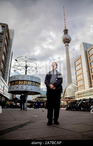 Berlin, Deutschland. 30 Okt, 2019. Michael Masur, Klavierbauer, steht am Alexanderplatz vor der Weltzeituhr und der Berliner Fernsehturm. Michael Masur, der älteste Sohn des international renommierten Dirigenten Kurt Masur, nahm teil am 4. November 1989 auf dem Alexanderplatz in Ost-Berlin, was, nach offiziellen Schätzungen war die größte Demonstration in der DDR-Geschichte mit fast einer Million Menschen. (Dpa: "Wir waren so viele ': Massendemonstration auf dem Alex vor 30 Jahren") Credit: Christoph Soeder/dpa/Alamy leben Nachrichten Stockfoto