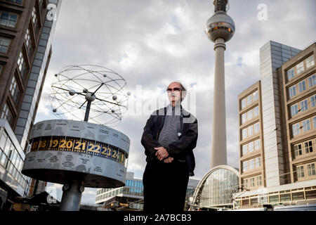 Berlin, Deutschland. 30 Okt, 2019. Michael Masur, Klavierbauer, steht am Alexanderplatz vor der Weltzeituhr und der Berliner Fernsehturm. Michael Masur, der älteste Sohn des international renommierten Dirigenten Kurt Masur, nahm teil am 4. November 1989 auf dem Alexanderplatz in Ost-Berlin, was, nach offiziellen Schätzungen war die größte Demonstration in der DDR-Geschichte mit fast einer Million Menschen. (Dpa: "Wir waren so viele ': Massendemonstration auf dem Alex vor 30 Jahren") Credit: Christoph Soeder/dpa/Alamy leben Nachrichten Stockfoto