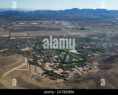 Las Vegas, NV, USA. 30 Okt, 2019. Ein Luftbild von der Southern Highlands Golf Club, einen eigenen 18-Loch Golfplatz und ein sehr wohlhabenden Gegend im Südlichen Hochland des Las Vegas Valley. Der Golfplatz wurde von Robert Trent Jones und sein Sohn Robert Trent Jones, Jr. Credit: KC Alfred/ZUMA Draht/Alamy Leben Nachrichten konzipiert Stockfoto