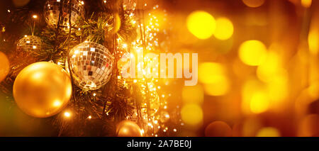 Weihnachtsbaum und Unschärfe bokeh Lichter Hintergrund. Weihnachten und ein glückliches neues Jahr. Verwenden Sie für die Grußkarte, Abdeckung, Banner, header Template. Stockfoto