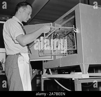 Ein Nationales Büro von Standards Arbeitnehmer Durchführung Experiement mit Film Erhaltung zu helfen. 1938 Stockfoto