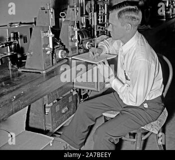 Ein Nationales Büro von Standards Arbeitnehmer Durchführung Experiement mit Film Denkmalpflege - falten Dauertest helfen kann. 1938 Stockfoto