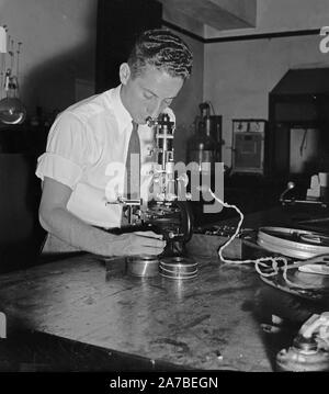 Ein Nationales Büro von Standards Arbeitnehmer Durchführung Experiement mit Film Erhaltung zu helfen - Widerstand testen kann. 1938 Stockfoto