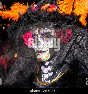 New York, USA, 31. Oktober 2019. Ein Nachtschwärmer auf einen mexikanischen Tag der Toten Kostüm beteiligt sich an der 46th NYC Village Halloween Parade in New York City. Credit: Enrique Ufer/Alamy leben Nachrichten Stockfoto