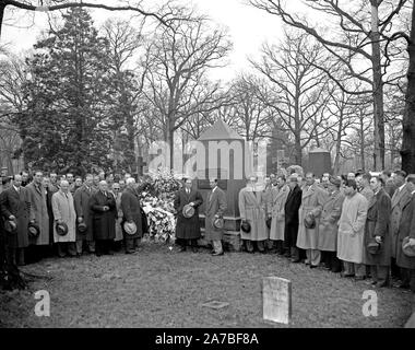 Nach rechts: Clark Griffith, Präsident der Washington Club, Joe McCarthy, Manager der New York Yankees und Manager Bucky Harris, Manager des Washington Senatoren Links Stockfoto