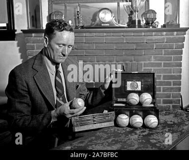 Baseballs autographiert von sechs Präsidenten. Walter Johnson alias der "Big Train" Geschenk zum Baseball Hall of Fame Ca. 1939 Stockfoto