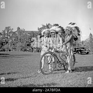 Youn Native American Männer mit dem Fahrrad ca. 1938 oder 1939 Stockfoto