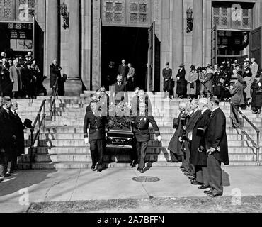 Der Körper des Verstorbenen Obersten Gerichtshof Pierce Butler aus St. Matthew's Kathedrale hier durchgeführt werden heute nach einem hohen Masse von Requiem Ca. November 1939 Stockfoto