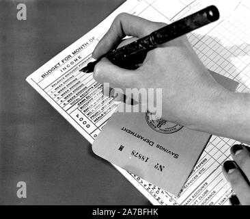 Eintrag in einem Haushalt Buch mit Bank buchen Sie unter der Hand gebildet werden kann. 1940 Stockfoto