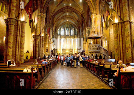 Innenraum der Matthias Kirche (Matyas Templom) auf Castle Hill (Varhegy) im Stadtteil Buda Budapest. Stockfoto