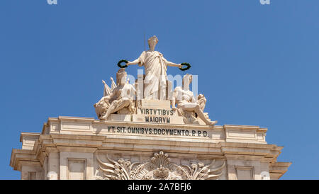 Allegorische Skulptur auf dem Arco da Rua Augusta mit Blick auf den Praça do Comércio in Baixa, Stadtzentrum von Lissabon. Stockfoto