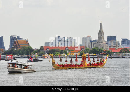 BANGKOK, THAILAND - 17. OKTOBER 2019: Grosse Ausbildung der königlichen Barken Prozession, der letzte königliche Zeremonie des Königlichen Krönungszeremonie von König R Stockfoto