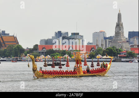 BANGKOK, THAILAND - 17. OKTOBER 2019: Grosse Ausbildung der königlichen Barken Prozession, der letzte königliche Zeremonie des Königlichen Krönungszeremonie von König R Stockfoto