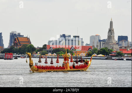 BANGKOK, THAILAND - 17. OKTOBER 2019: Grosse Ausbildung der königlichen Barken Prozession, der letzte königliche Zeremonie des Königlichen Krönungszeremonie von König R Stockfoto