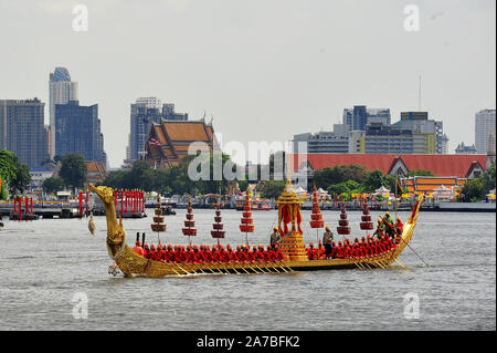 BANGKOK, THAILAND - 17. OKTOBER 2019: Grosse Ausbildung der königlichen Barken Prozession, der letzte königliche Zeremonie des Königlichen Krönungszeremonie von König R Stockfoto