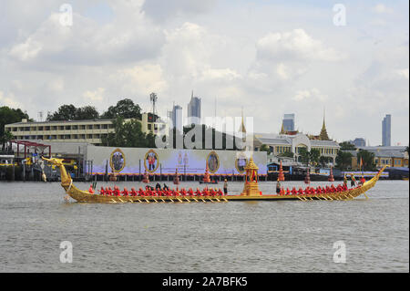 BANGKOK, THAILAND - 17. OKTOBER 2019: Grosse Ausbildung der königlichen Barken Prozession, der letzte königliche Zeremonie des Königlichen Krönungszeremonie von König R Stockfoto