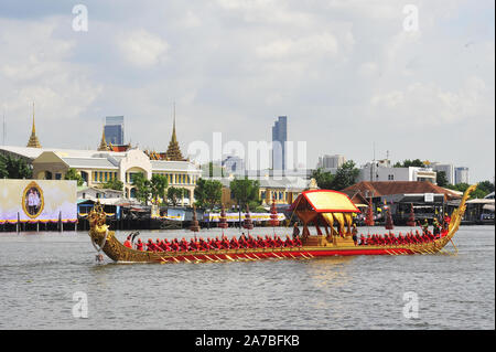 BANGKOK, THAILAND - 17. OKTOBER 2019: Grosse Ausbildung der königlichen Barken Prozession, der letzte königliche Zeremonie des Königlichen Krönungszeremonie von König R Stockfoto