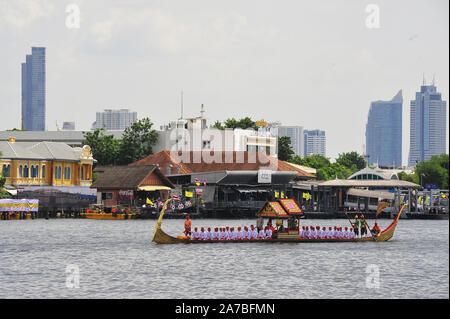 BANGKOK, THAILAND - 17. OKTOBER 2019: Grosse Ausbildung der königlichen Barken Prozession, der letzte königliche Zeremonie des Königlichen Krönungszeremonie von König R Stockfoto