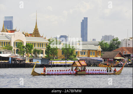 BANGKOK, THAILAND - 17. OKTOBER 2019: Grosse Ausbildung der königlichen Barken Prozession, der letzte königliche Zeremonie des Königlichen Krönungszeremonie von König R Stockfoto