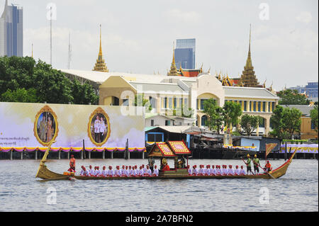 BANGKOK, THAILAND - 17. OKTOBER 2019: Grosse Ausbildung der königlichen Barken Prozession, der letzte königliche Zeremonie des Königlichen Krönungszeremonie von König R Stockfoto