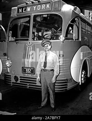 Greyhound Bus und Busfahrer, der vor seinem New York gebunden bus ca. 1937 Stockfoto