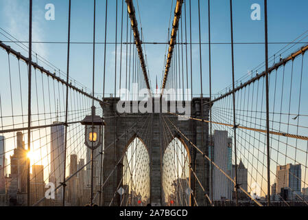 Brooklyn Bridge und die Skyline von Manhattan bei Sonnenuntergang in New York, USA Stockfoto