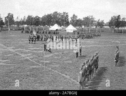 Farben und Erste Battalion, 310Th Ingenieure, die in der Überprüfung vor Gen. Ironsides, Britischen, Kommandierender General der Alliierten Kräfte,Russland; Brig. Gen. W.P. Richardson, USA Russland Solombola Ca. 6/20/1919 Stockfoto