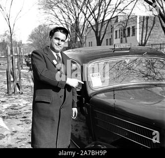 Mann an beheizten Taxi weisen von der gelben Taxi unternehmen kann. 1936 Stockfoto