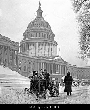 Man Pflügen Schnee mit Traktor am 30 Dezember, 1935 Vor dem United States Capitol im Winter Stockfoto