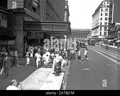 Fox Theater: Joe 'Wanna eine Ente 'Joe Penner in Person kaufen. Washington, D.C., Ca. Juni 1934 Stockfoto