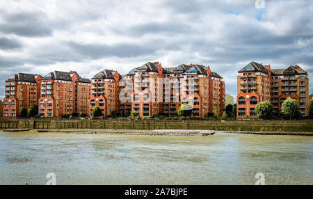 Moderne Residenz mit Blick auf die Themse, in Sands End, Fulham, London. Stockfoto