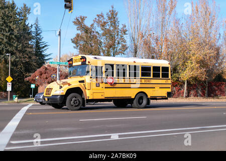 Beaverton, Oregon - 31.Oktober 2019: Yellow School Bus entlang der Straße fahren Stockfoto