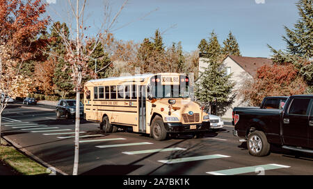 Beaverton, Oregon - 31.Oktober 2019: Yellow School Bus entlang der Straße fahren Stockfoto