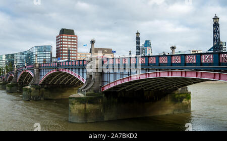 Lambeth Bridge, von Millbank aus gesehen. Es handelt sich um eine Straßen- und Fußgängerbrücke, die die Themse in Ost-westlicher Richtung im Zentrum Londons überquert. Stockfoto
