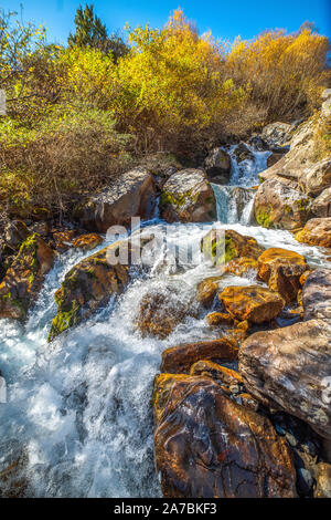 Wasserfall in den Bergen des Kaukasus. Herbst Stockfoto